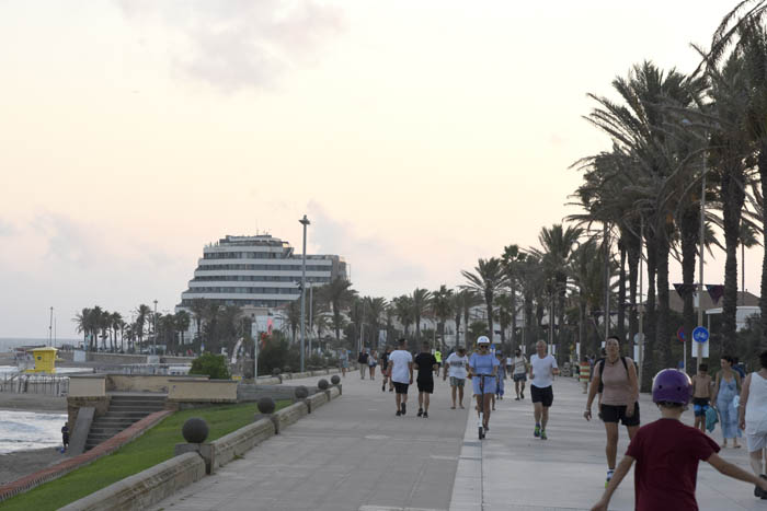 Usuaris gaudint del passeig Marítim, amb l’hotel Me Sitges Terramar al fons, el dijous.  (F.  manuel berlín)